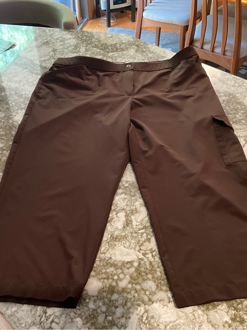 Chico’s cropped Weekender Cargo Pants